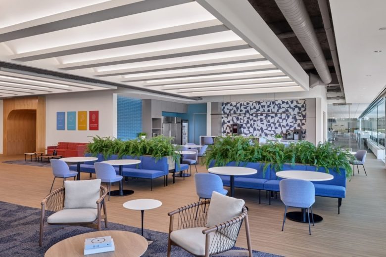 Лаунч зона с диванчиками и креслами Robert Half Offices