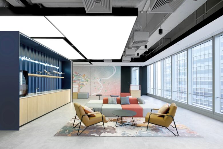 Лаунч зона с диваном и креслами Flexport offices