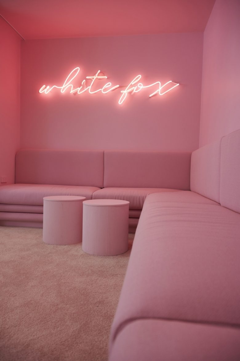 Лаунч зона с длинным диваном White Fox Offices