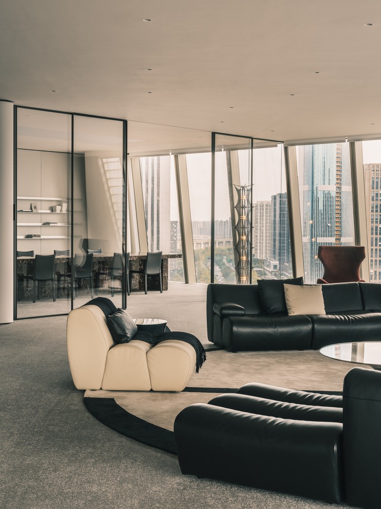 Лаунч зона с кожаными диванами Wangchao Center Office