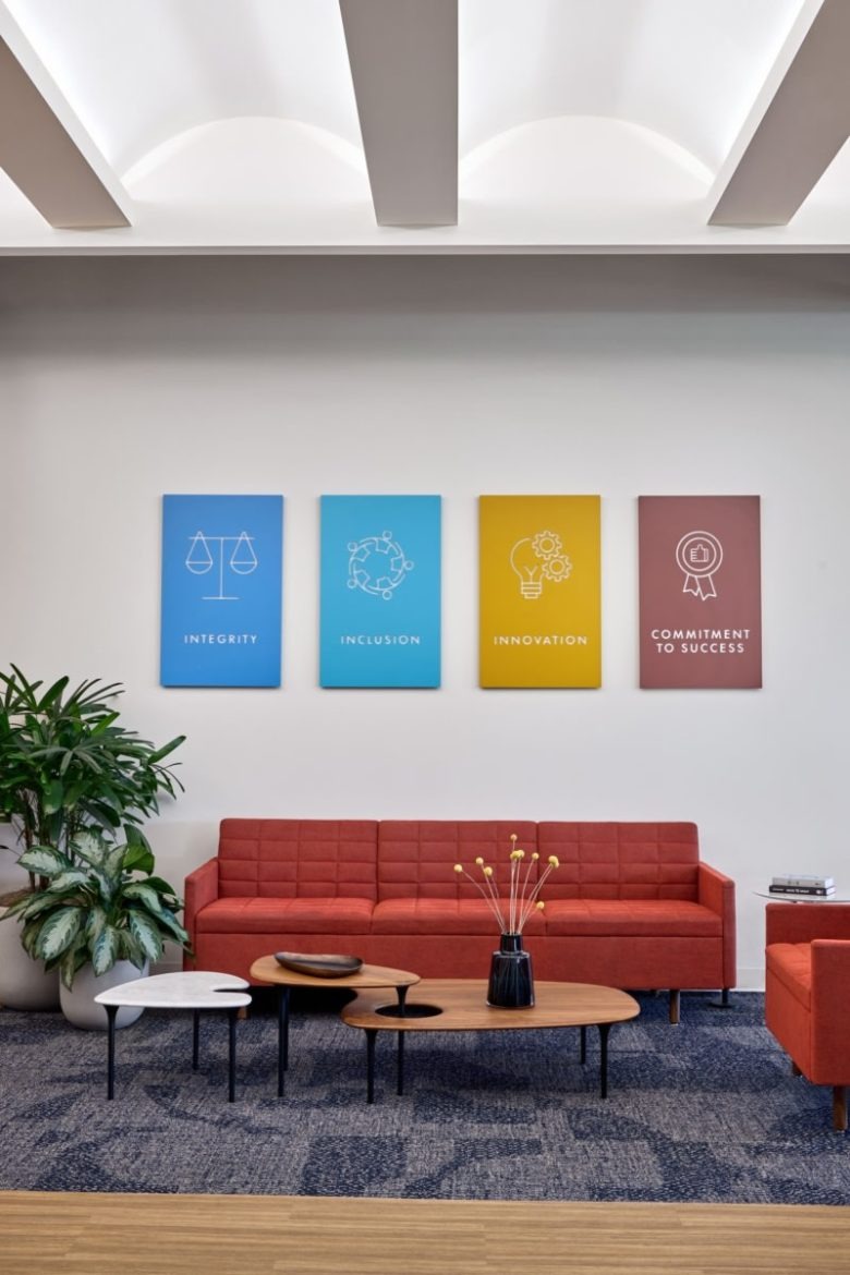 Лаунч зона с красным диваном Robert Half Offices