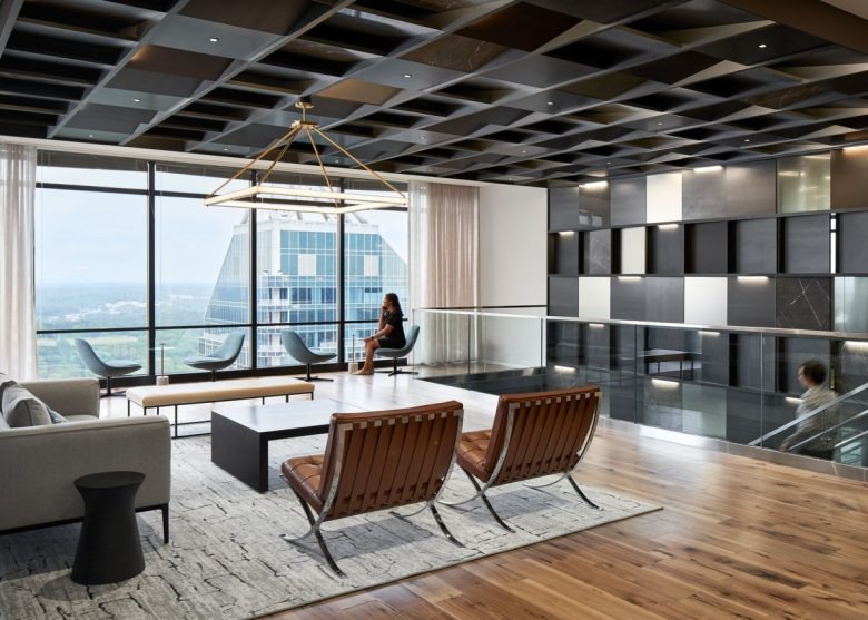Лаунч зона с креслами у окна Barnes & Thornburg LLP Offices