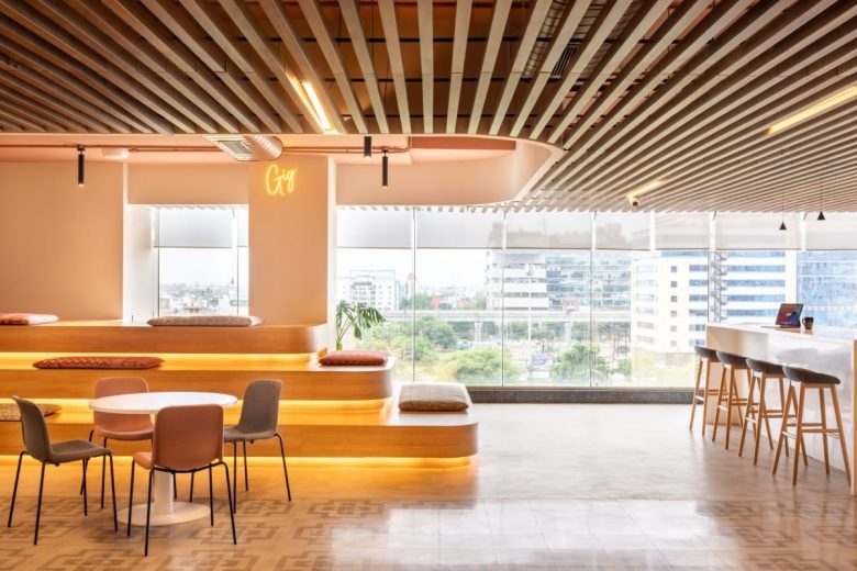 Лаунч зона с лестницей-подиумом Avizva Solutions Offices