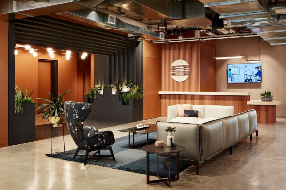 Лаунч зона с мягким диваном Kimball International Showroom