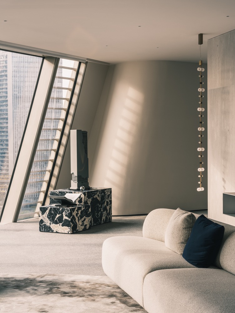 Лаунч зона с мягким диваном у окна Wangchao Center Office