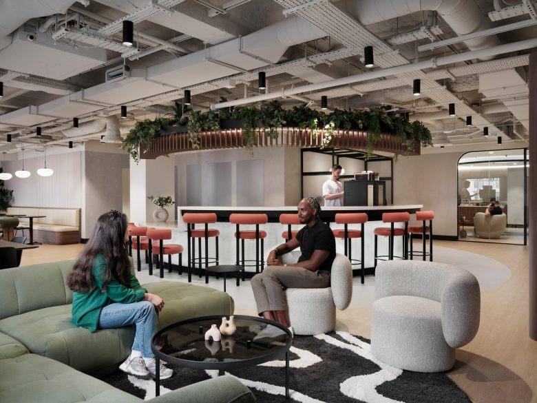 Лаунж пространство с диваном и баром Banking Circle