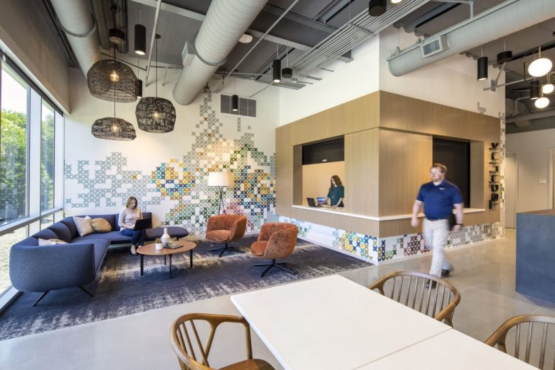 Лаунж у окна с мозаичной стеной и сервисной стойкой Office