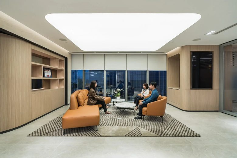 Лаунж зона офиса Baker McKenzie с мягкой мебелью