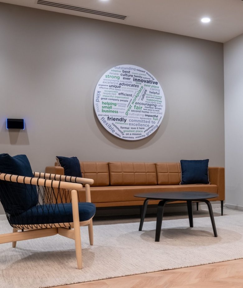 Лаунж зона офиса NFIB с декоративной стеной ценностей