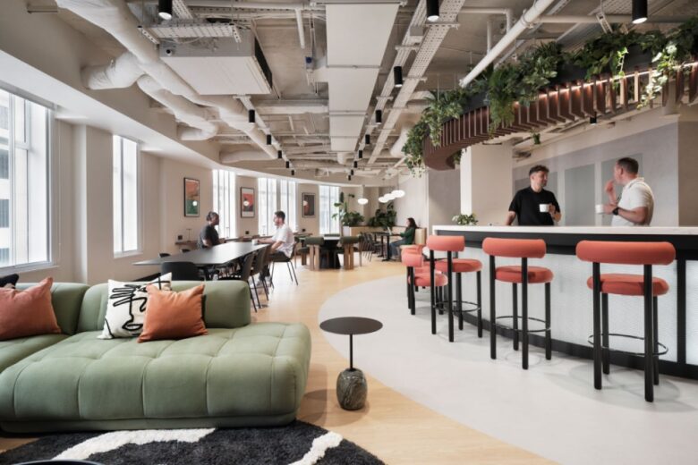 Лаунж зона офиса с барной стойкой Banking Circle