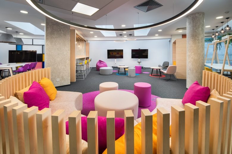 Лаунж зона офиса с мягкой мебелью Ascent office