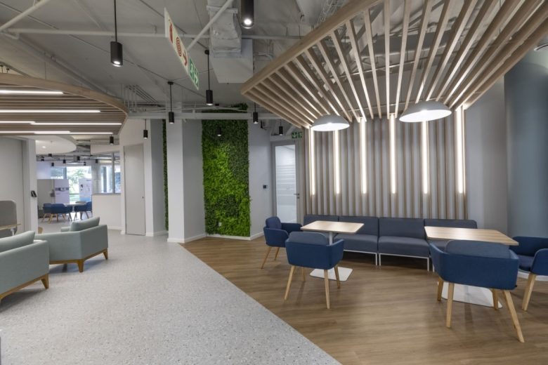 Лаунж-зона с диванами и зеленой стеной Eppendorf Offices