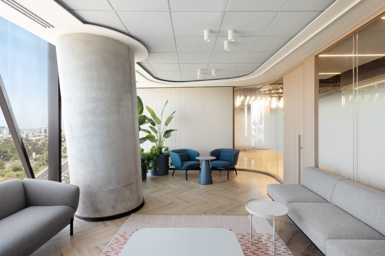 Лаунж-зона с диванами и зоной ожидания Hewlett Packard Enterprise offices