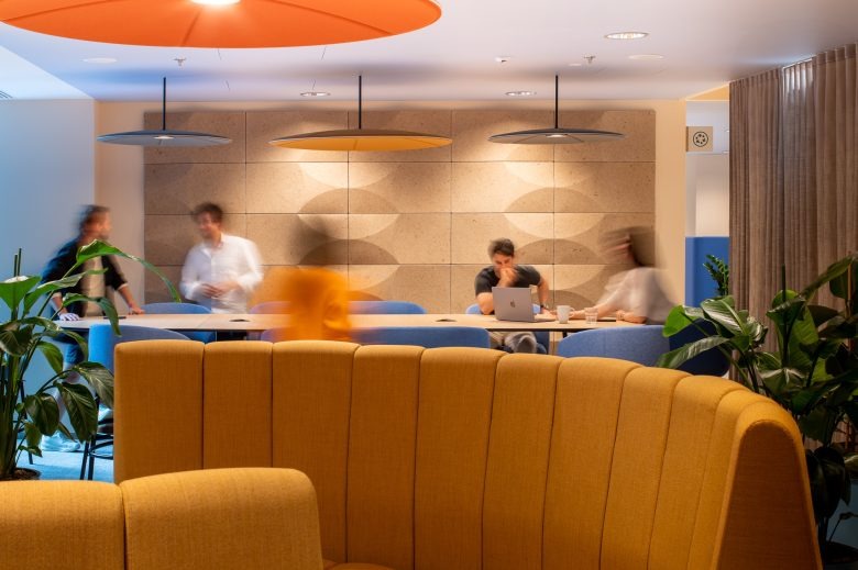 Лаунж-зона с мягкими диванами и людьми Ørsted office