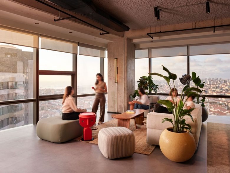 Лаунж зона с видом на город Gram Games office