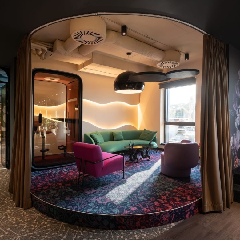 Лаунж-зона в нише с яркой мебелью Delight Showroom