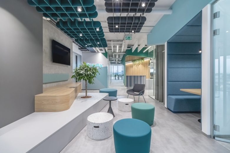 Лаунж-зона в проходе с мягкими сиденьями Resalta Offices