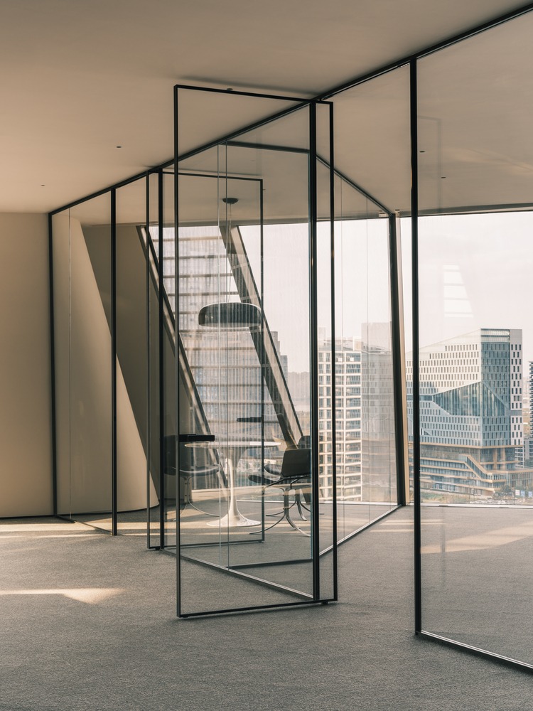 Лестничная зона со стеклянными перегородками Wangchao Center Office