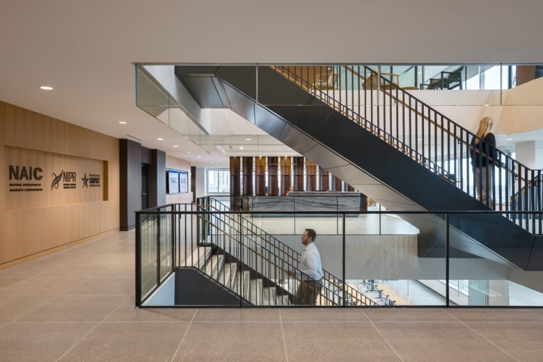 Лестничное пространство офиса NAIC с зонами отдыха