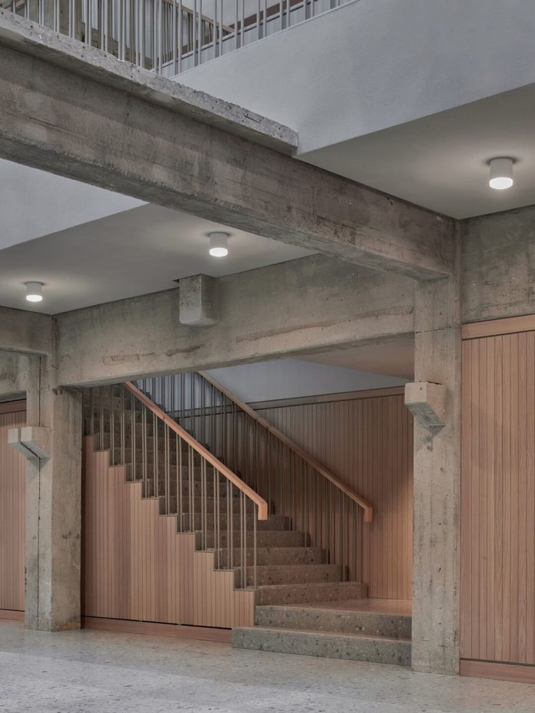 Лестничный пролет в бетонном интерьере Den Helder City Hall