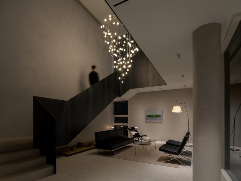 Лестница темная на второй этаж Oztile Showroom