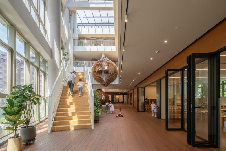 Лестница в атриуме с панорамным остеклением Cheer Kindergartenchiatric Clinic