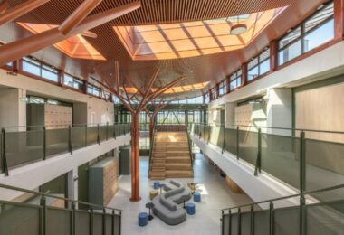 Лестницы со второго этажа Pinewood International School-Anatolia College