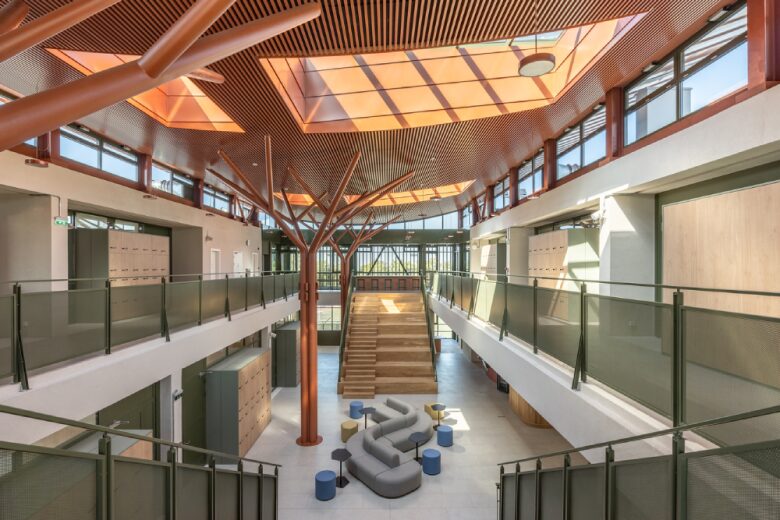 Лестницы со второго этажа Pinewood International School-Anatolia College