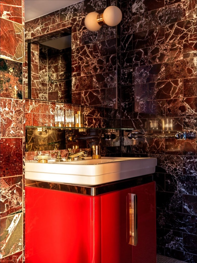 Лобби с арт-объектом The Manner hotel