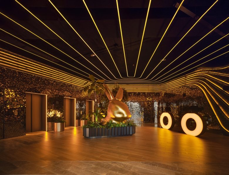 Лобби с золотой скульптурой кролика и подсветкой Odiseo Gastronomic and Leisure Center