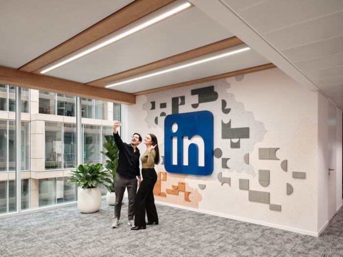 Логотип LinkedIn на стене