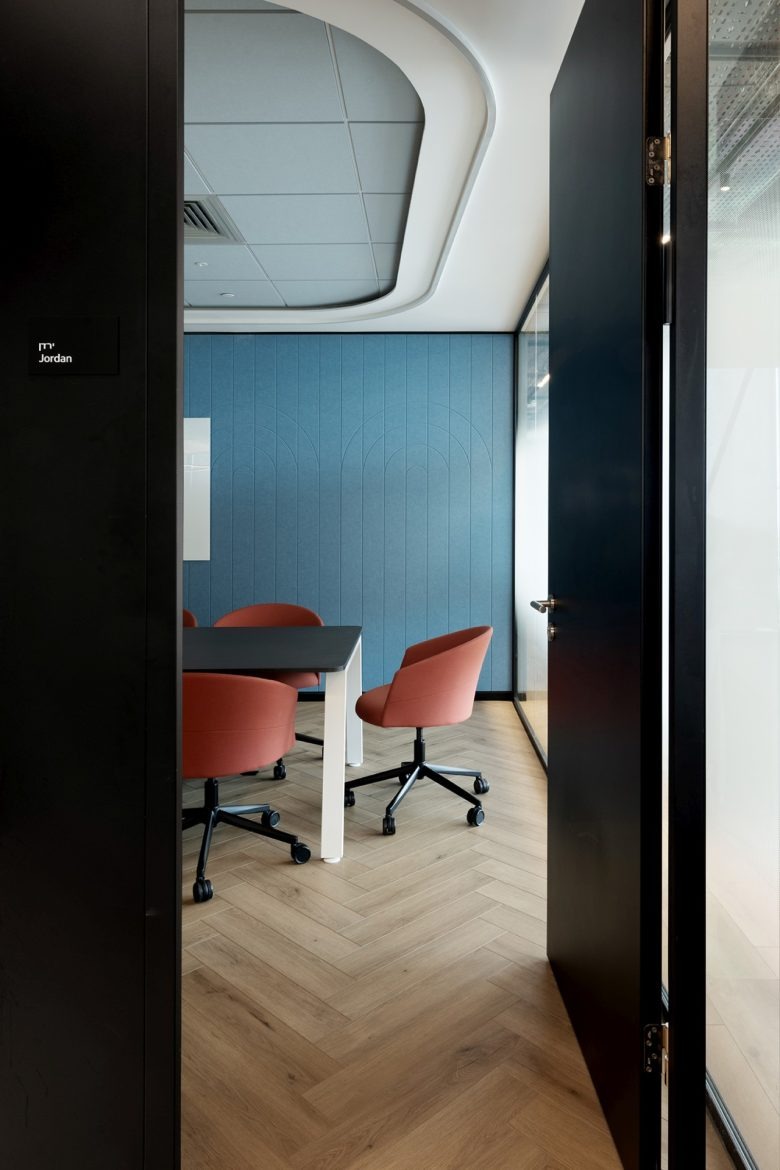 Малая переговорная комната с мягкими креслами Hewlett Packard Enterprise offices