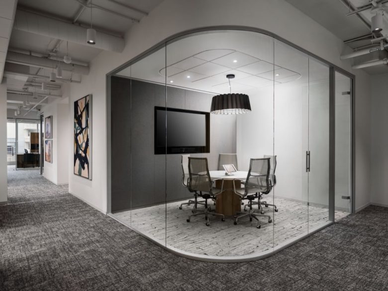 Малая переговорная в стеклянном кубе Private Equity Firm Offices