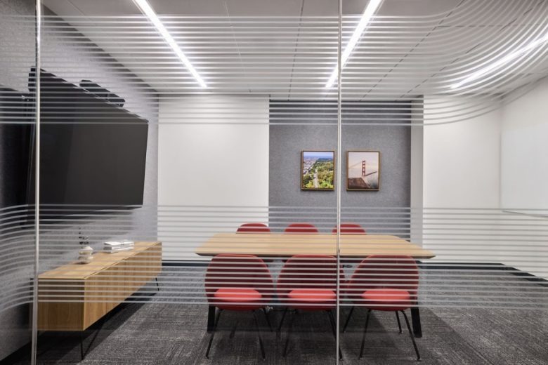 Маленькая комната совещаний с экраном Robert Half Offices