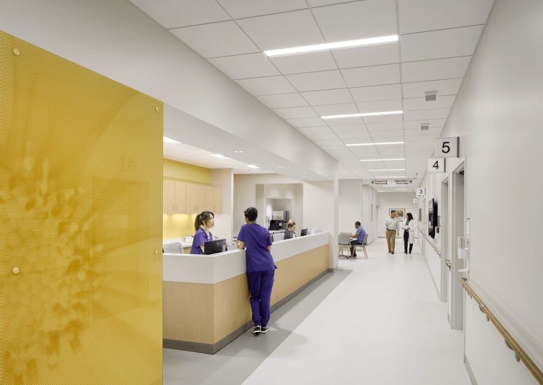 Медицинский коридор с постом медсестер UChicago Medicine Crown Point