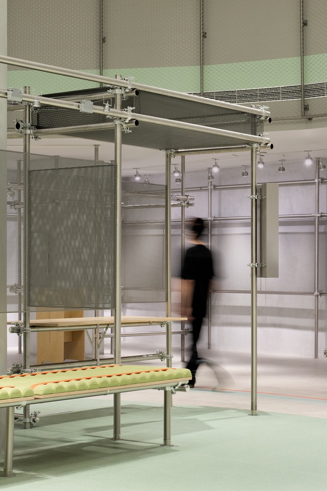 Металлическая конструкция с лавкой и проходящим человеком via·1719 Wu Liangcai New Vision Field