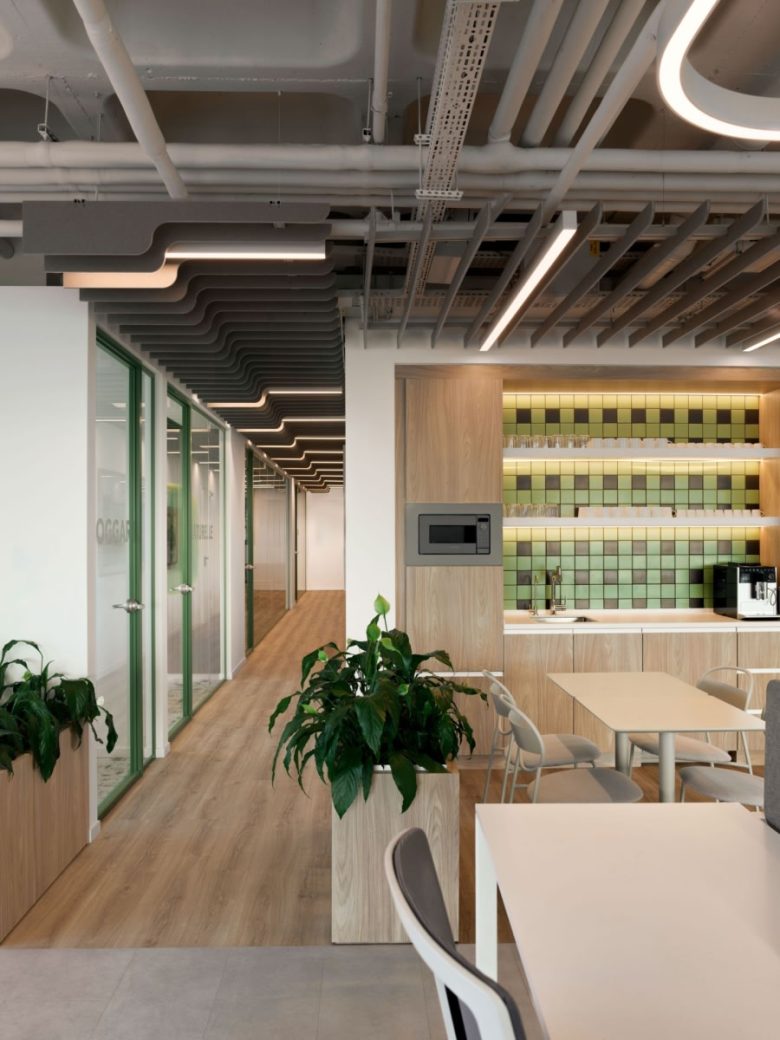 Мини-кухня с зеленой плиткой и коридор со стеклянными переговорными Yves Rocher offices