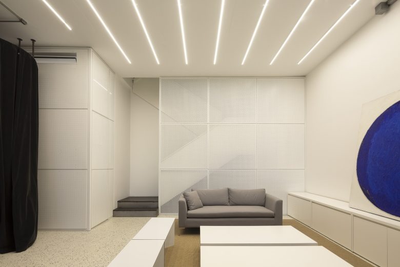 Минималистичная зона отдыха с диваном ROOM