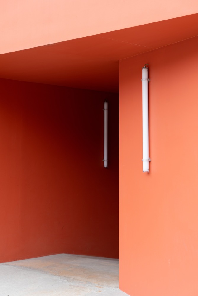 Минималистичный терракотовый угол с настенными светильниками Padel