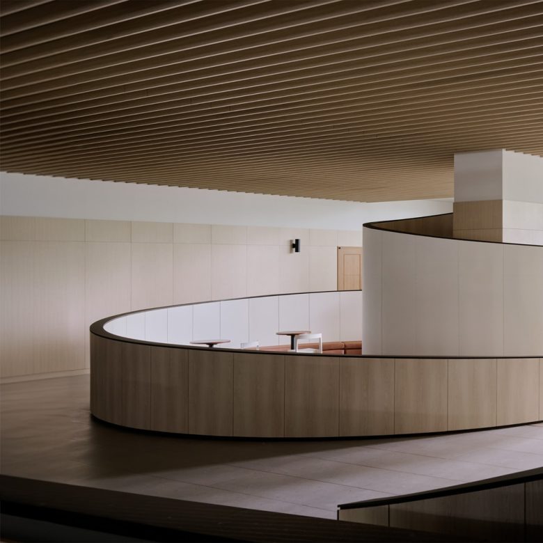 Минималистичный зал с деревянным потолком KEPCO Community Lounge