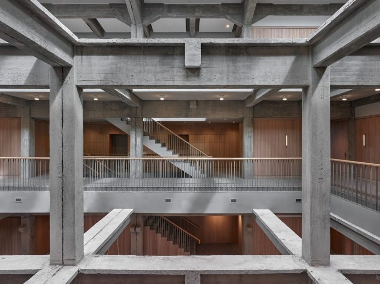 Многоуровневый атриум с лестницами и перилами Den Helder City Hall