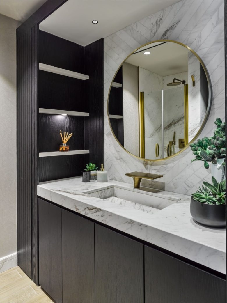 Мраморная ванная комната офиса с круглым зеркалом Ashan Yemek Offices