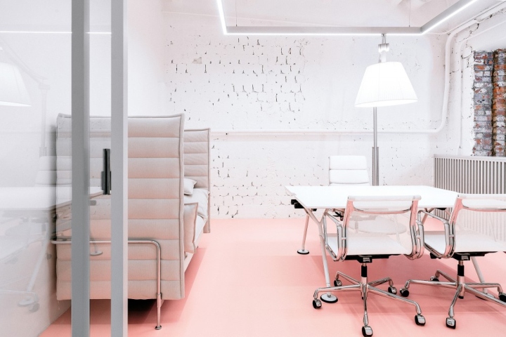 Белые стены и розовый пол в интерьере офиса