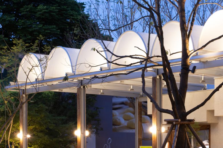 Навес рынка KOKO в вечернем освещении