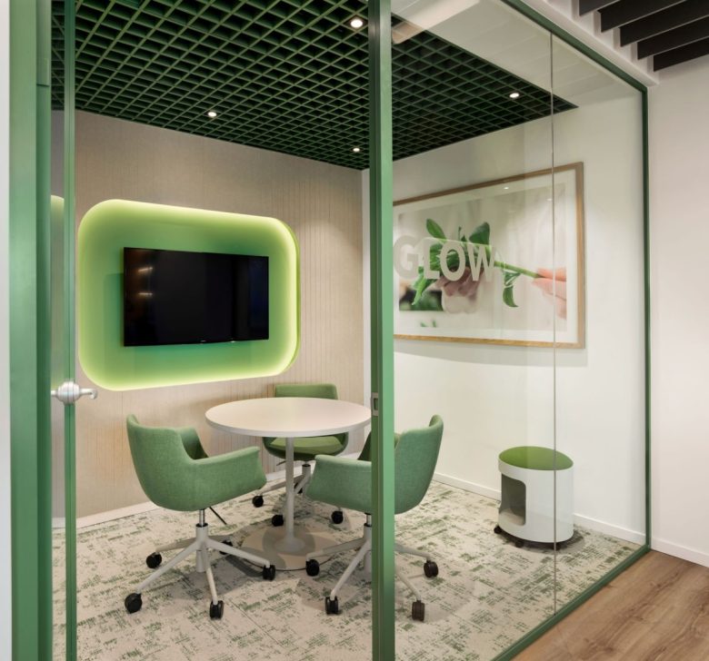 Небольшая переговорная GLOW с круглым столом и экраном Yves Rocher offices