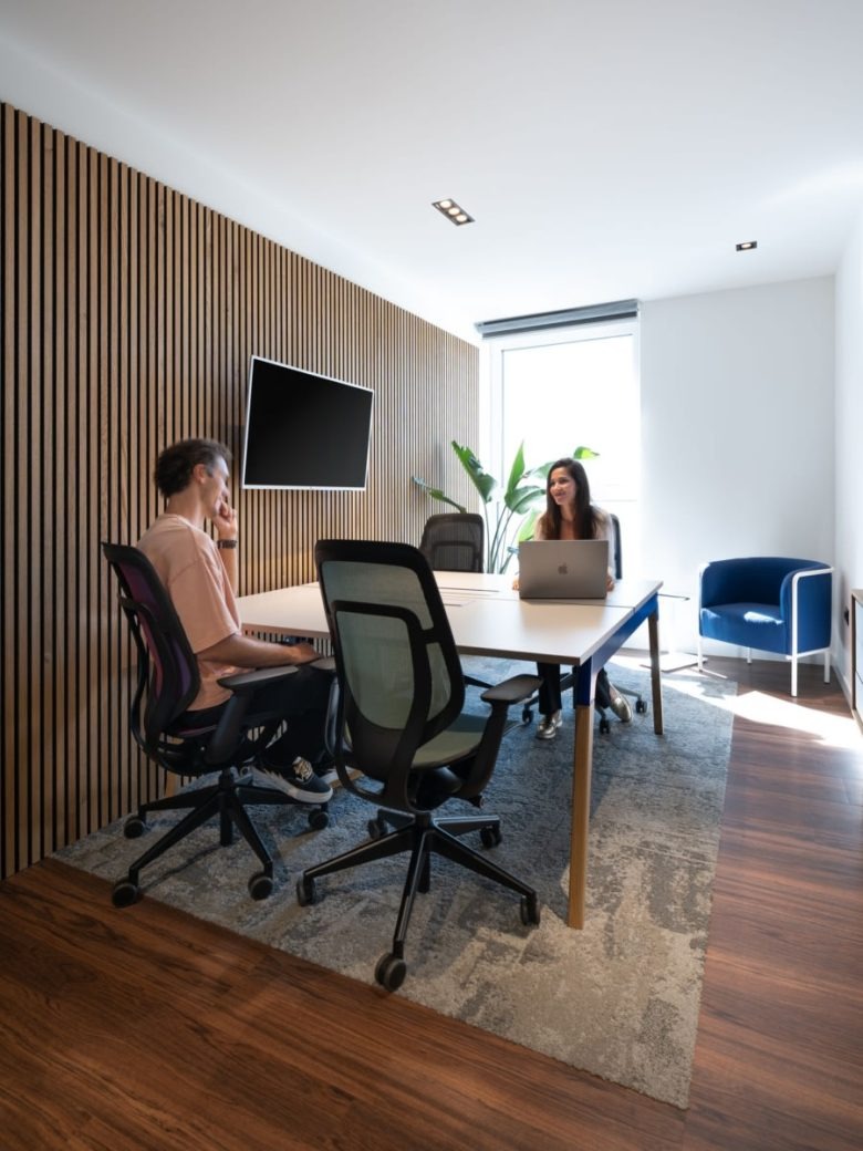 Небольшая переговорная комната на двоих Delight Showroom