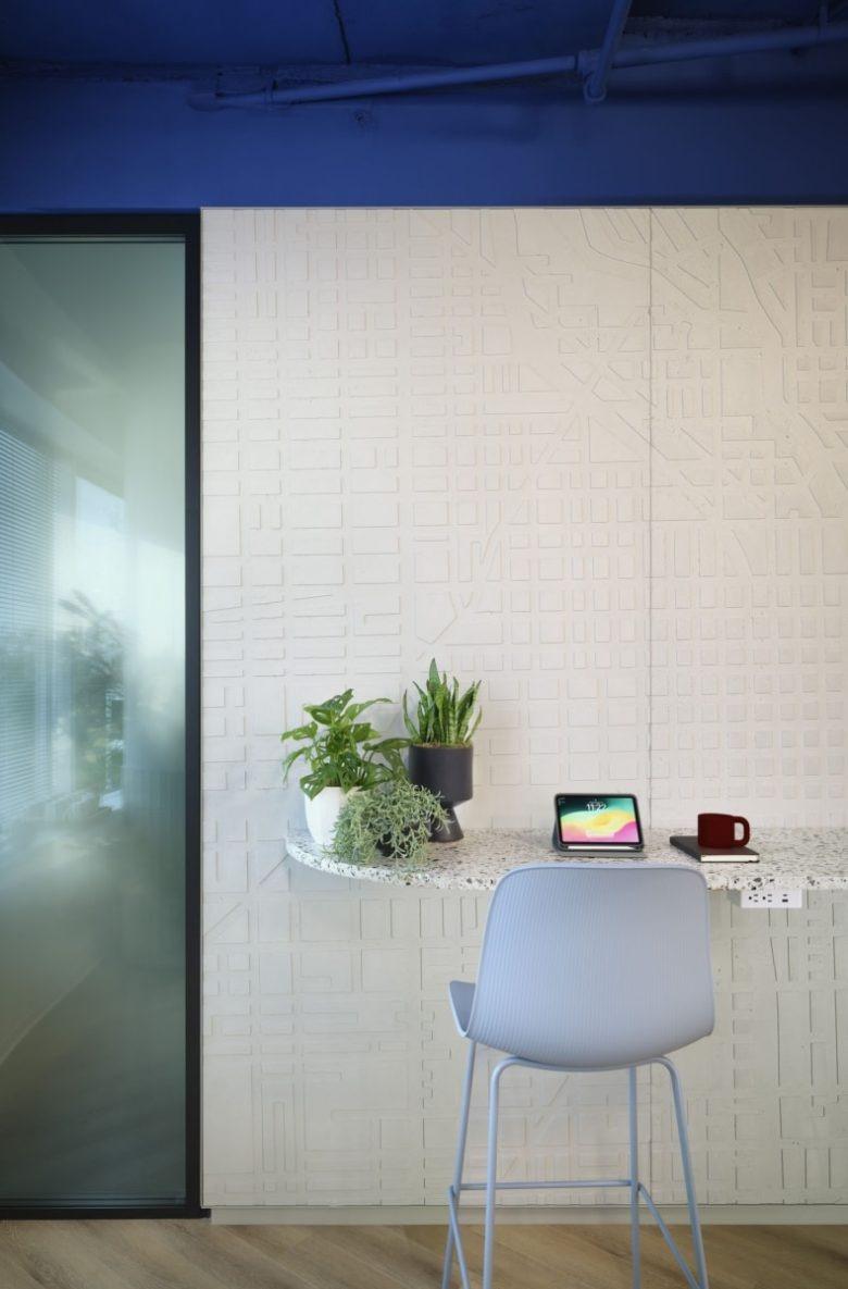 Небольшая рабочая ниша с высоким столом CBRE, Inc. Offices