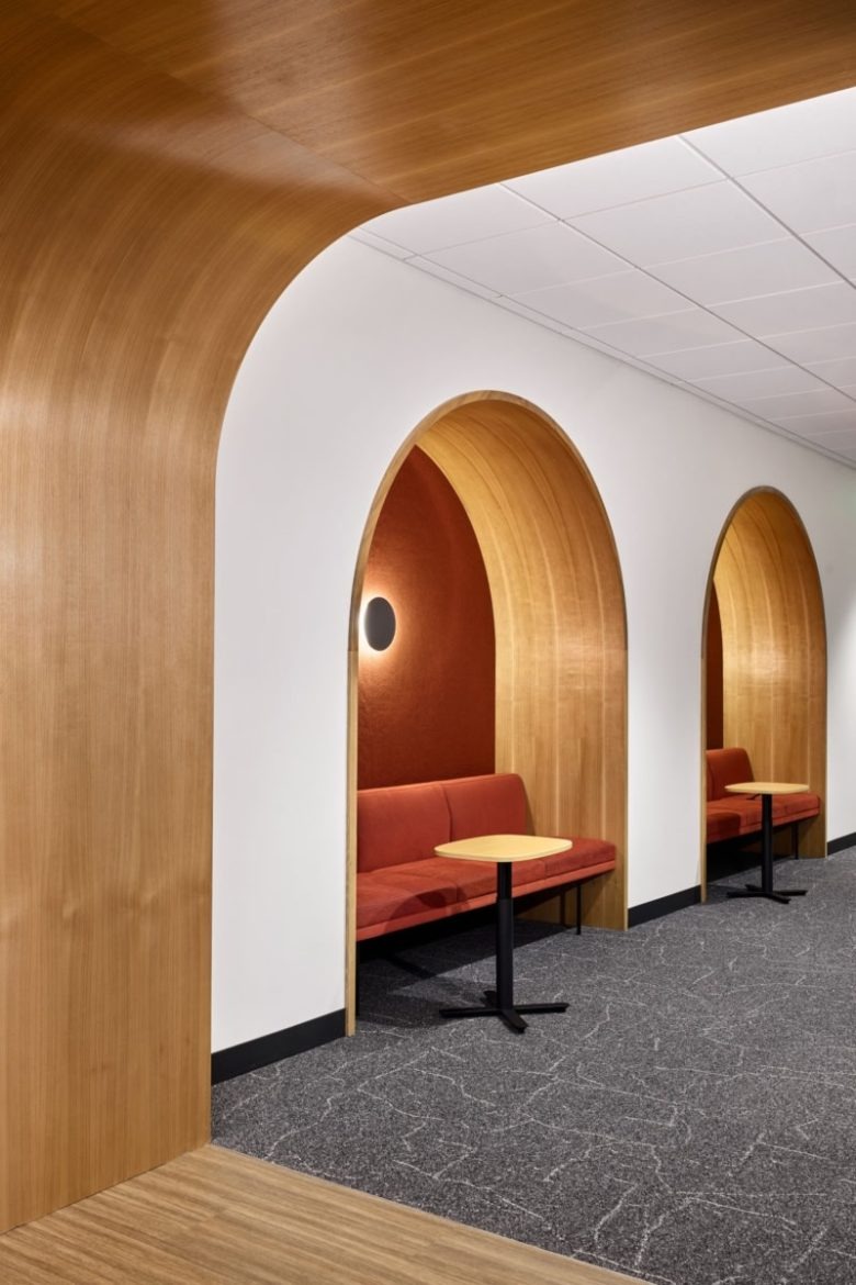 Ниши с диванчиками и столиком Robert Half Offices