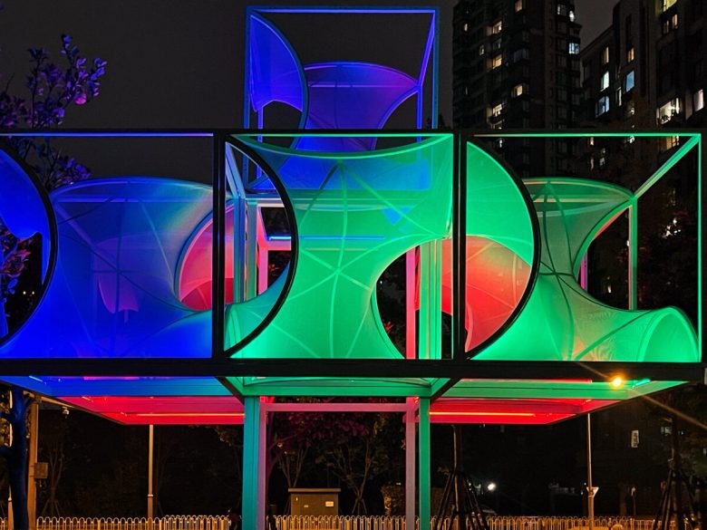 Ночная световая инсталляция павильона с разноцветной подсветкой Curly Cube