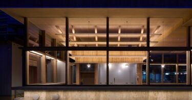 Ночной фасад с панорамным остеклением Umedacho Community Centre